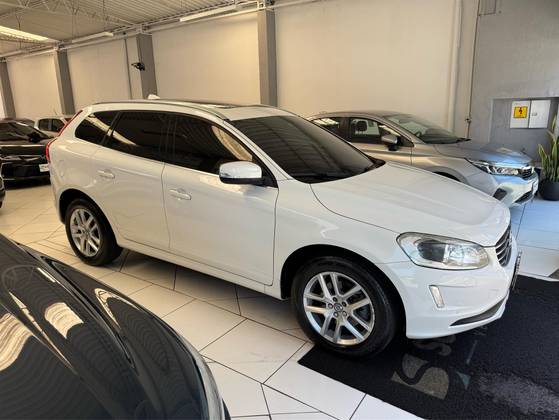 VOLVO XC60 2.4 D5 MOMENTUM DIESEL AWD 4P AUTOMÁTICO